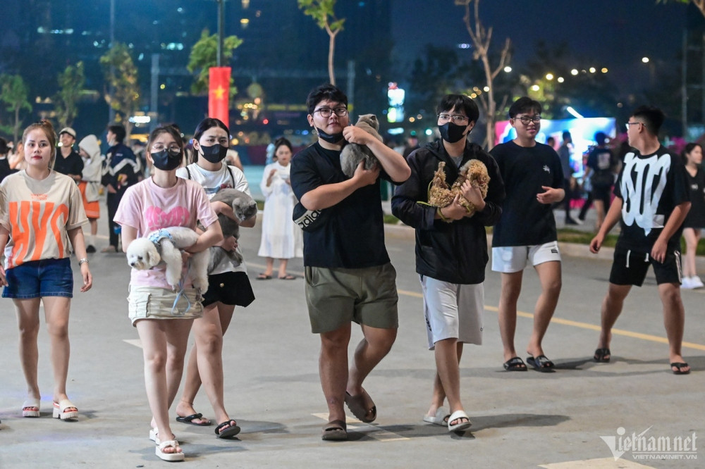 popular destinations in major cities crowded on first day of new year holiday picture 9