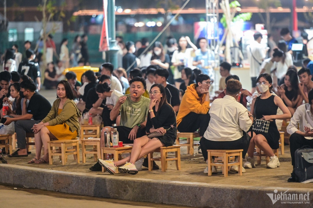 popular destinations in major cities crowded on first day of new year holiday picture 10