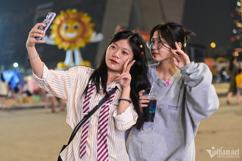 popular destinations in major cities crowded on first day of new year holiday picture 11