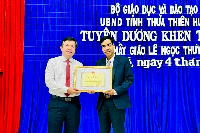  Bộ GD-ĐT tặng bằng khen cho thầy giáo lao xuống nước cứu 3 người bị lũ cuốn 