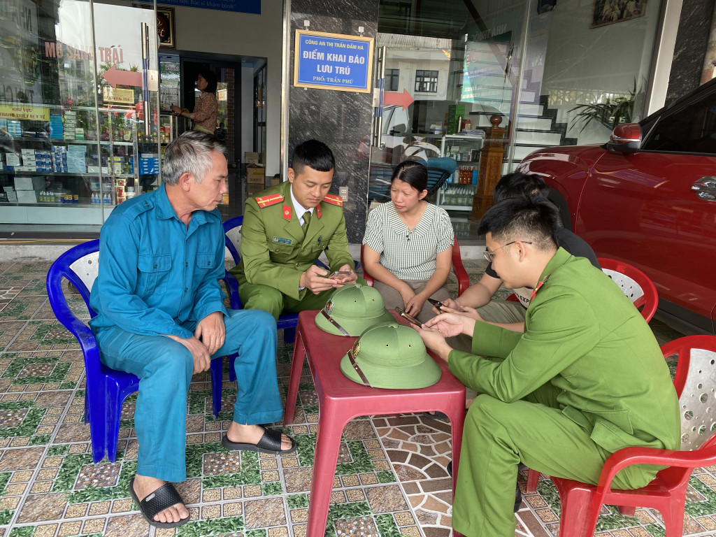 Công an thị trấn Đầm Hà cài đặt định danh điện tử cho người dân tại nhà.