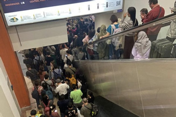Du khách bị ép như cá hộp tại sân bay Malaysia