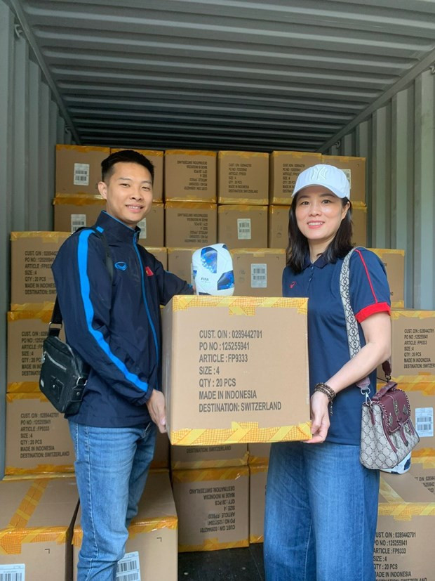 FIFA donates over 50,000 balls to schools in Vietnam hinh anh 1