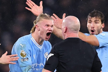 Haaland mất kiểm soát với trọng tài khi Man City hòa đau Tottenham