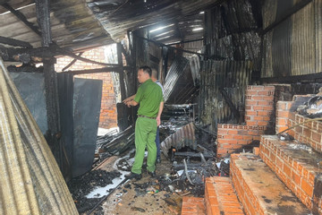 Huy động hơn 100 người chữa cháy cửa hàng tạp hóa