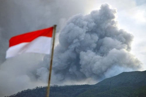 Ít nhất 11 người leo núi thiệt mạng vì núi lửa phun trào ở Indonesia