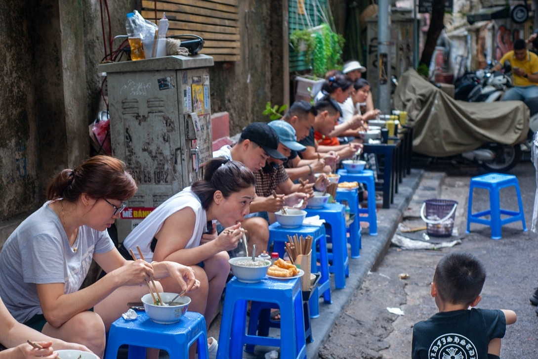 Khi thực khách xếp hàng ăn phở phải mừng chứ nhỉ, sao lại chê 'khổ vì miếng ăn'?