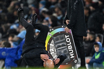 Man City hòa bất thường, Pep Guardiola ôm mặt ngã lăn ra sân