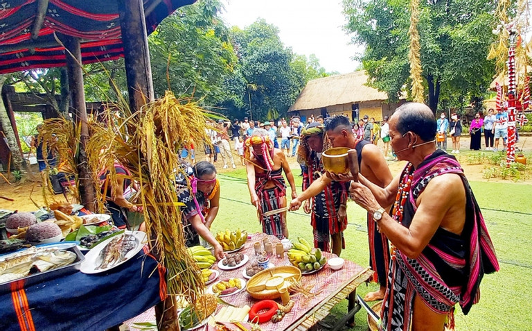 Ritual Using Rice The new rice ritual of the Co Tu