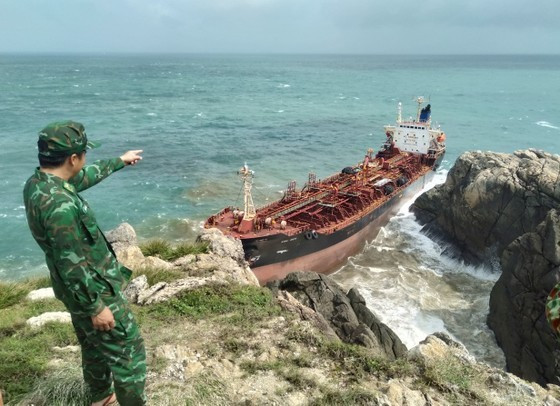 The unmanned King Rich vessel, flying the flag of Sierra Leone, has been washed ashore on the Cham Islands by large waves. ảnh 1