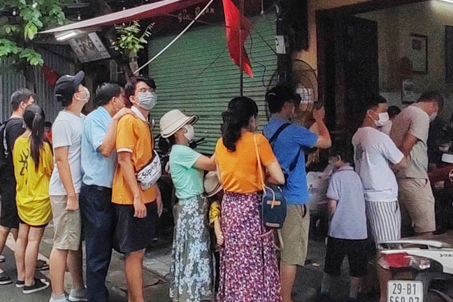 Xếp hàng 30 phút chờ ăn phở ở Hà Nội, có 'khổ vì miếng ăn'?