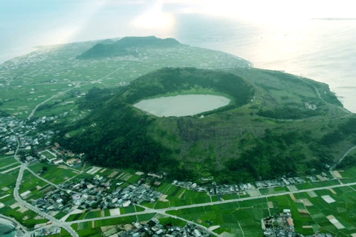 Hồ nước ngọt nào ở nước ta nằm trên miệng núi lửa?