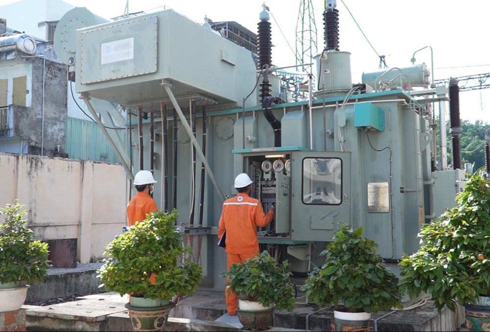 Công nhân tổ công tác lưu động 5 kiểm tra tại TBA 110kV Quy Nhơn 2.