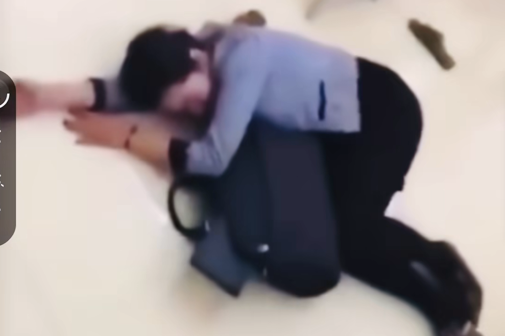 Vụ cô giáo bị quây trong lớp: Thêm clip học sinh ném dép khiến cô ngất xỉu