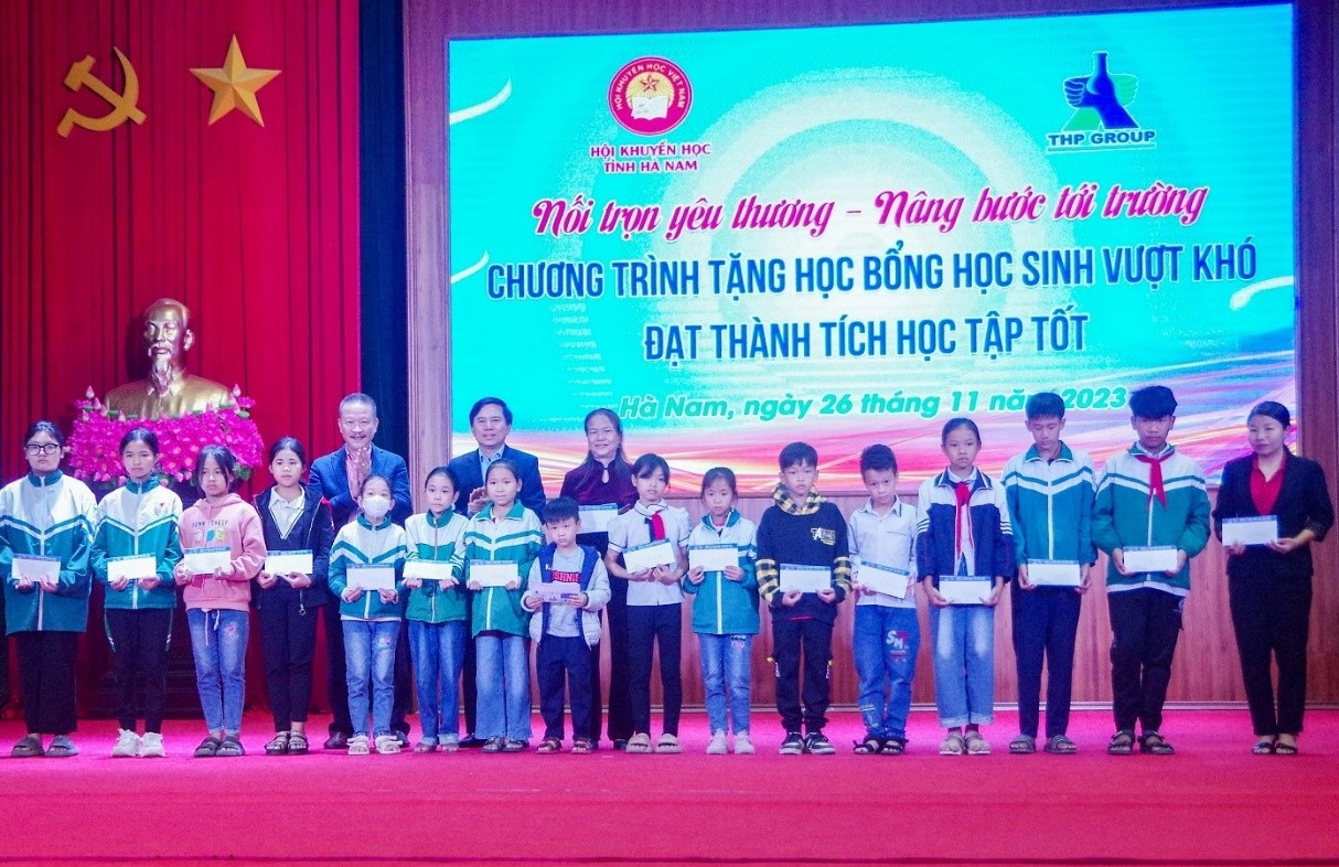 150 học bổng ‘Nối trọn yêu thương - Nâng bước tới trường’ cho học sinh Hà Nam