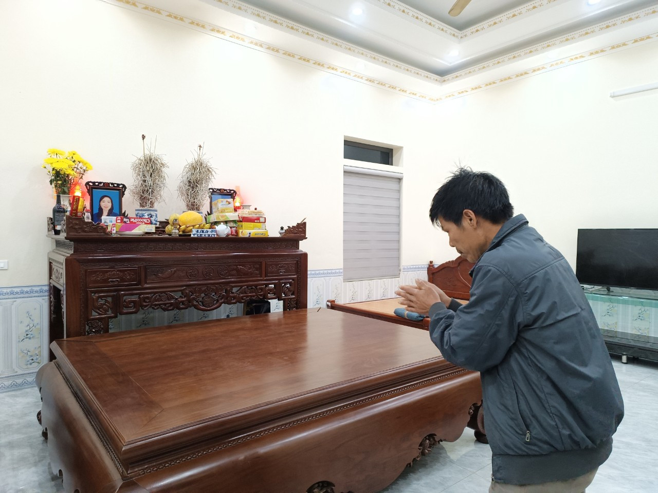 anh 2 ong lvb suc khoe yeu di nhieu tu khi mat di nguoi vo hon 20 nam dong cam cong kho gan bo.jpg