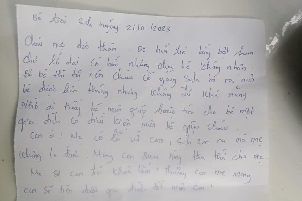 Bé trai hơn tháng tuổi bị bỏ rơi cùng bức thư xin lỗi của người mẹ