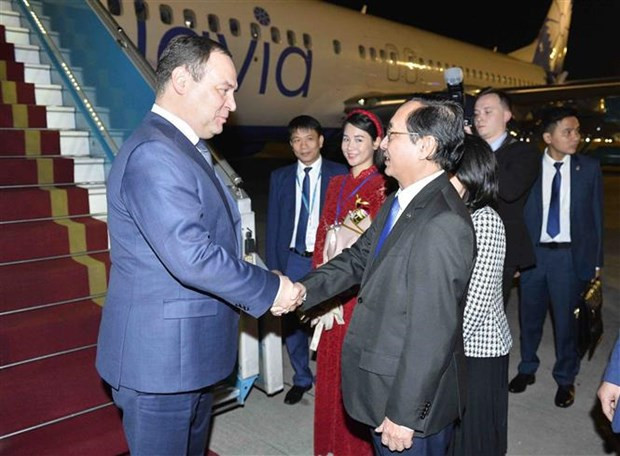 Belarusian PM arrives in Hanoi, beginning official visit to Vietnam hinh anh 1