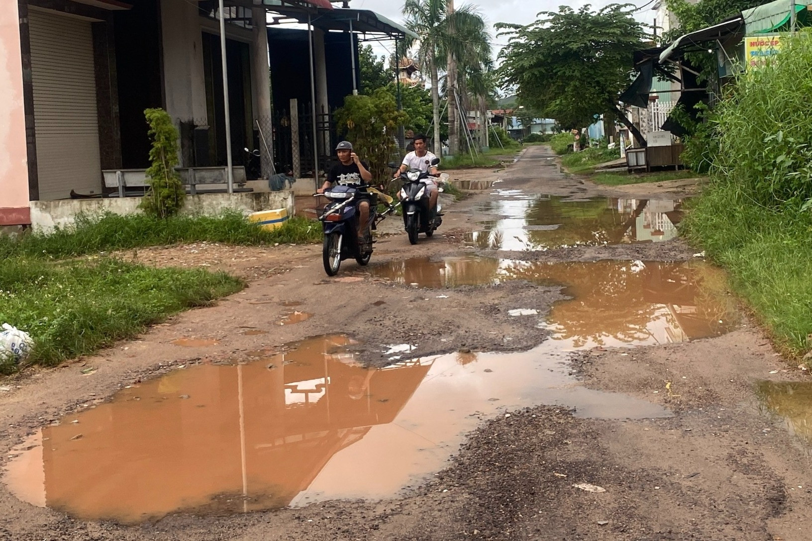 Bình Định 'mổ xẻ' nhiều tuyến đường hư hỏng chỉ sau 1-2 năm sử dụng