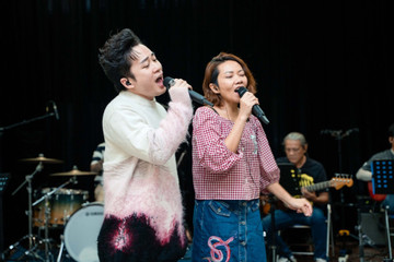Hà Trần, Tùng Dương 'phiêu' trong buổi tập trước đêm nhạc Phú Quang