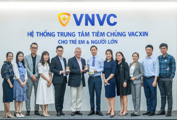 'Hiệp sĩ chống dịch’ Vương quốc Anh gốc Việt về nước trao đổi y khoa