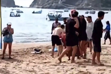 Nữ du khách bị cá mập cắn đứt chân, thiệt mạng trong lúc cứu con gái 5 tuổi