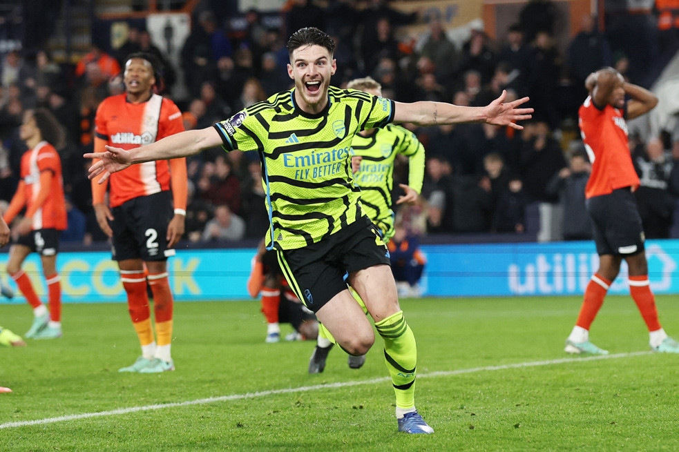 Thắng nghẹt thở phút 97, Arsenal xây chắc ngôi đầu