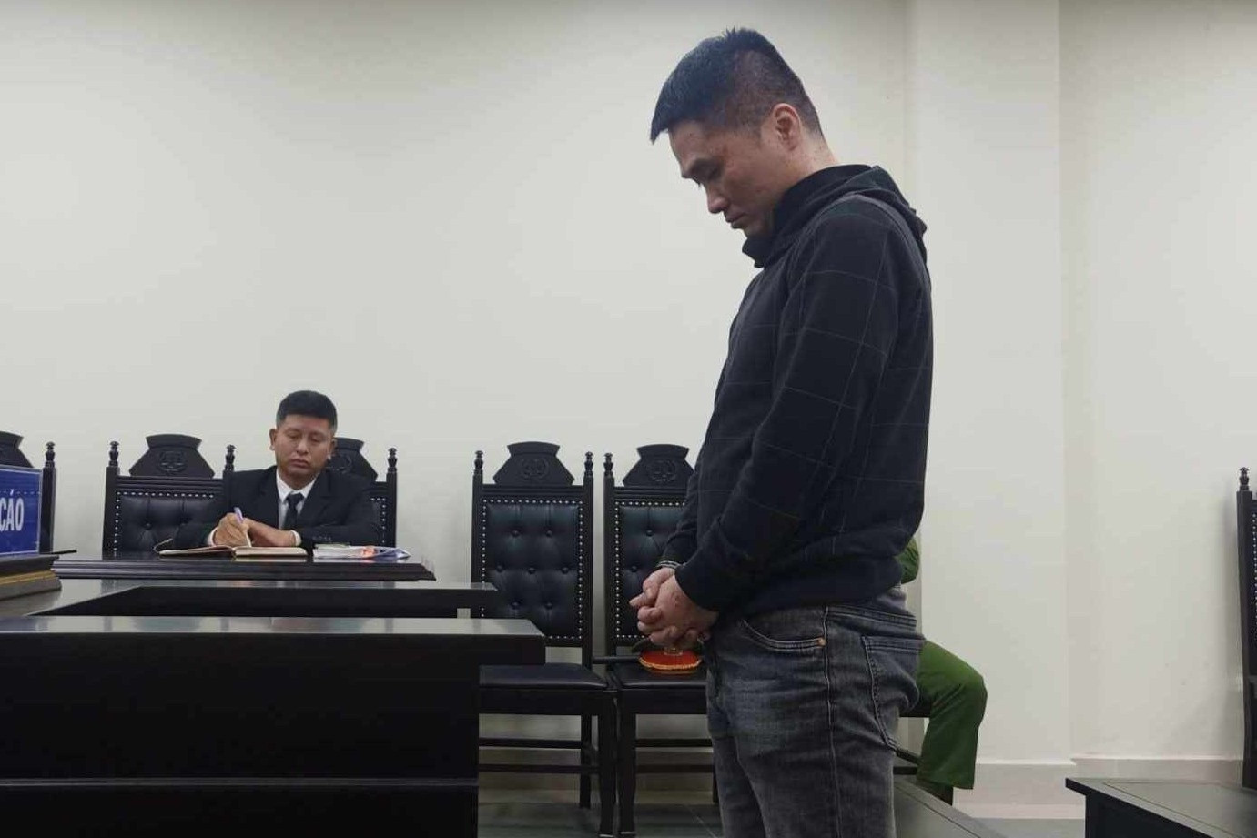 Trả giá bằng án tù vì chọc thủng hàng loạt lốp ô tô ở khu Linh Đàm, Hà Nội