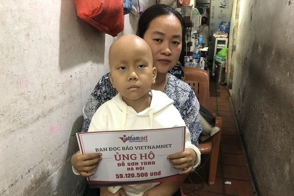 Trao hơn 59 triệu đồng đến bé Sơn Tùng bị ung thư phần mềm