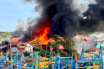 Cháy hàng loạt tàu cá ở Bình Thuận