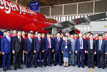 Chủ tịch Quốc hội thăm Trung tâm Kỹ thuật tàu bay của Vietjet tại Lào