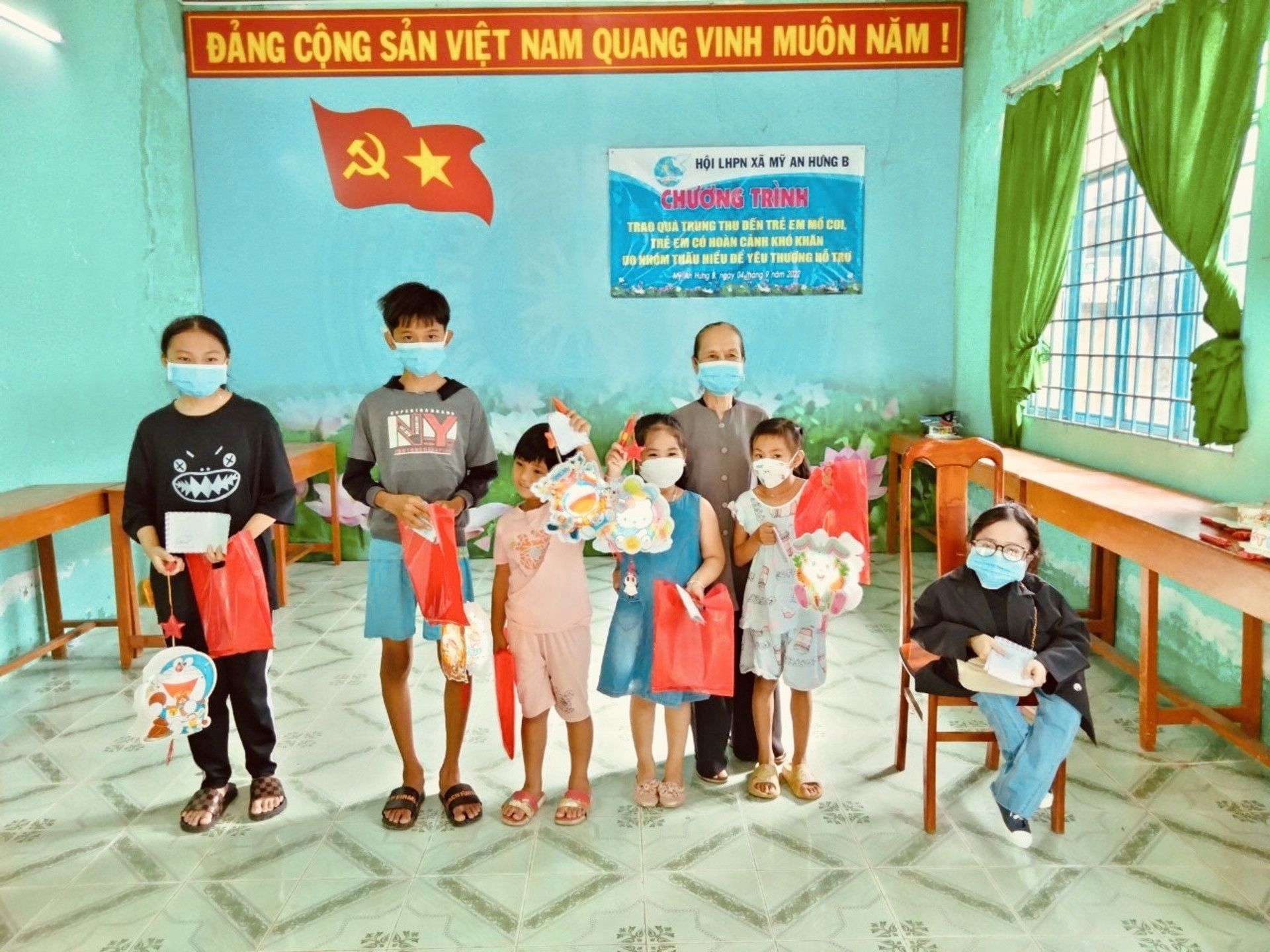 co gai xuong thuy tinh tim niem vui ben hoa giay 108.jpg