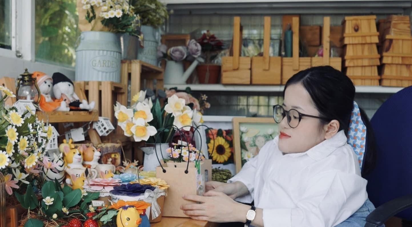 co gai xuong thuy tinh tim niem vui ben hoa giay 4.jpg