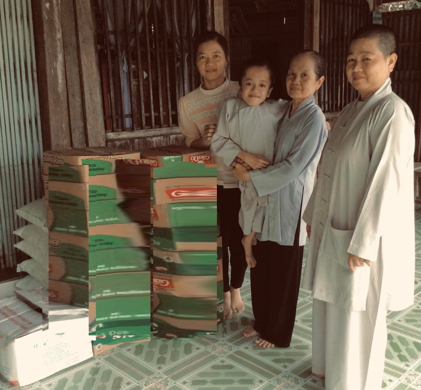 co gai xuong thuy tinh tim niem vui ben hoa giay 9.jpg