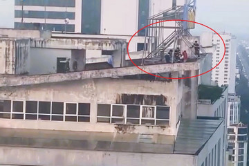 Giải cứu cô gái cầm dao định tự tử trên tầng thượng tòa nhà 27 tầng ở Nghệ An