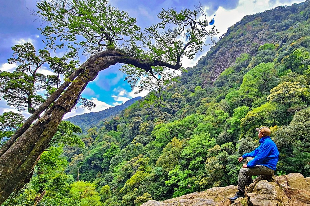 'Lạc vào cổ tích' trên cung đường chinh phục ngọn núi hiểm trở nhất Tây Bắc