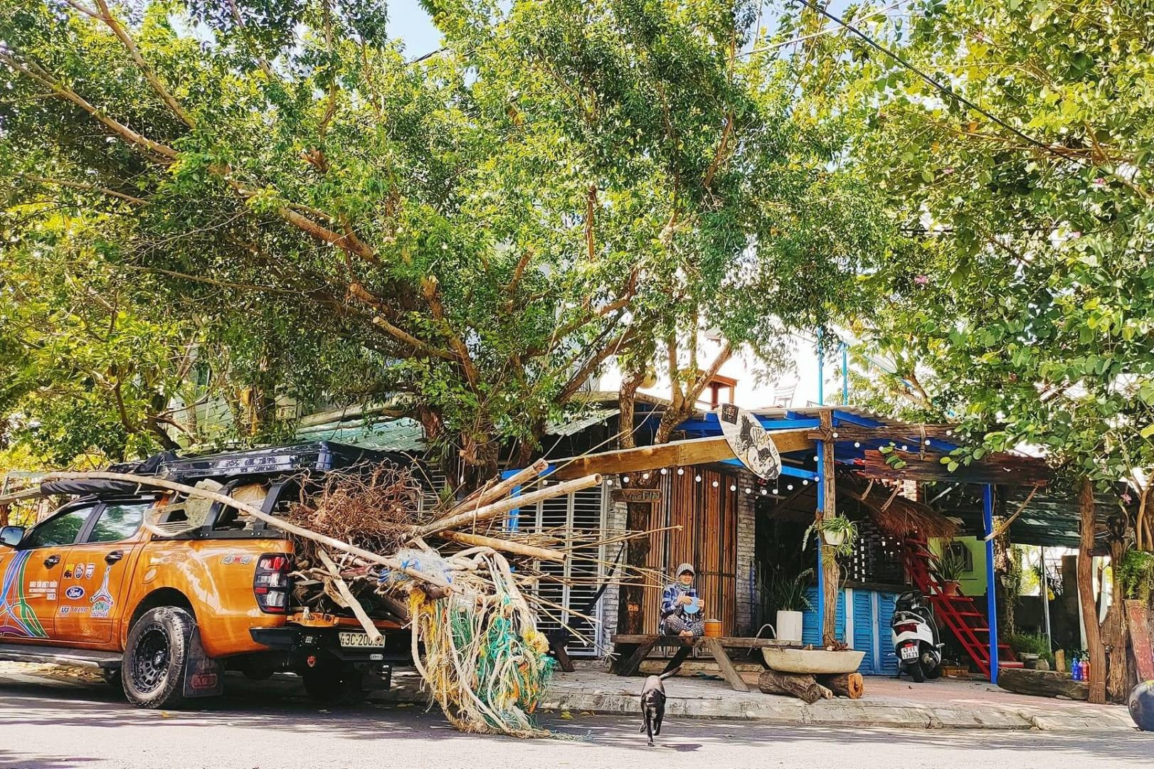 Người đàn ông mê nhặt rác, bị gọi 'khùng' vì chở cả xe tải rác về nhà