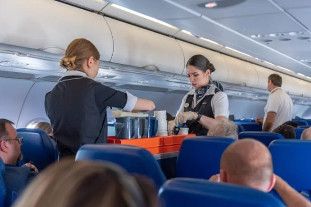 Tiếp viên hàng không tiết lộ sự thật bất ngờ về những cốc cà phê trên máy bay