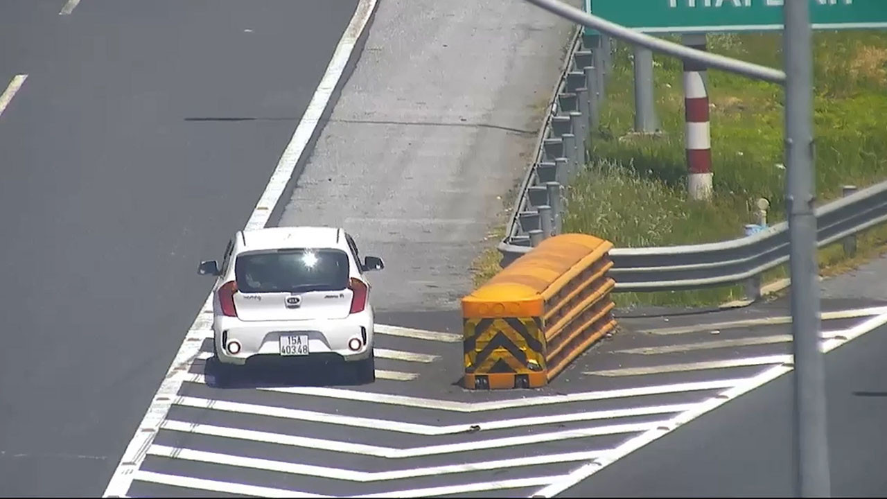 Tài xế liều lĩnh lùi xe trên cao tốc Hà Nội – Hải Phòng