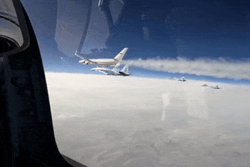 Video tiêm kích Su-35 hộ tống Tổng thống Putin tới UAE