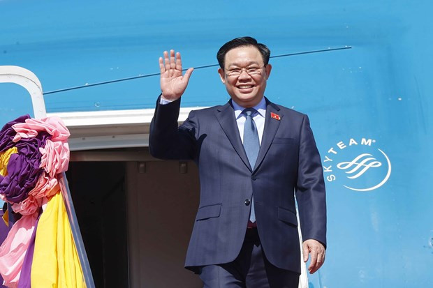 Top legislator arrives in Bangkok, beginning official visit to Thailand hinh anh 1