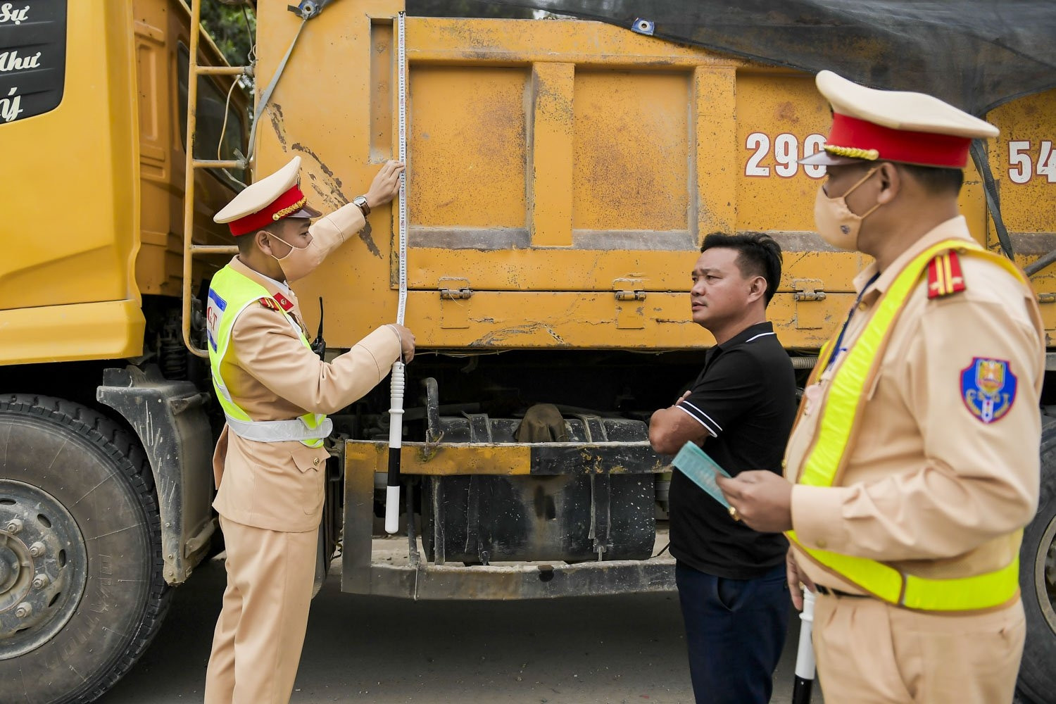 Cảnh sát Hải Phòng mật phục, đoàn xe quá tải bị tóm gọn