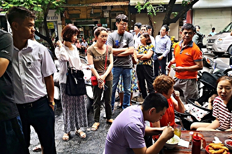 'Nhiều doanh nhân, ông chủ vẫn xếp hàng chờ ăn phở, chẳng ai kêu phí thời gian'