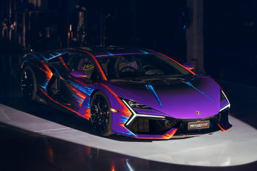 Siêu xe triệu đô Lamborghini Revuelto sơn màu thủ công độc nhất thế giới