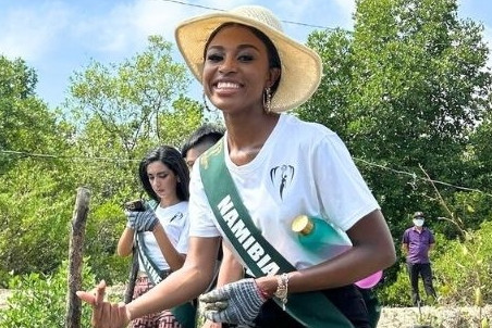 Thí sinh Miss Earth 2023 lúng túng khi lần đầu dùng đũa, lội bùn trồng cây