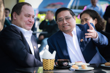 Thủ tướng Phạm Minh Chính và Thủ tướng Belarus thưởng thức cà phê, bánh mì que