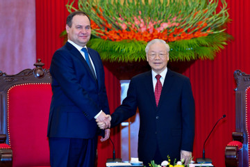 Tổng Bí thư tặng Thủ tướng Belarus cuốn sách về ngoại giao Việt Nam
