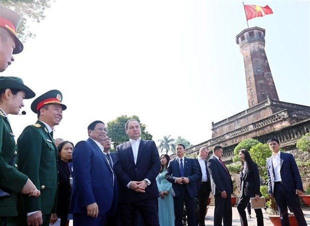 Vietnamese, Belarusian PMs visit Hanoi Flag Tower, enjoy coffee