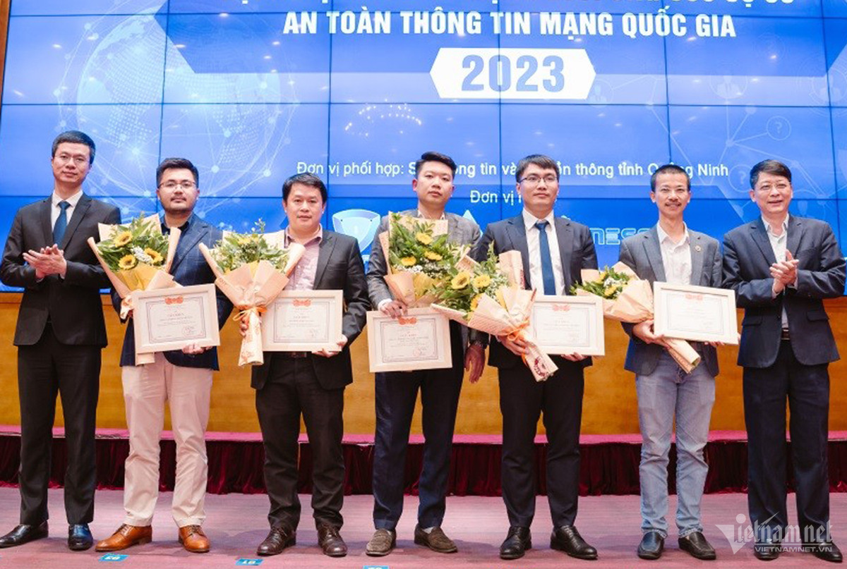 Đại diện các đơn vị có nhiều hoạt động đóng góp cho sự phát triển chung của Mạng lưới trong năm 2023 được Cục An toàn thông tin vinh danh. 