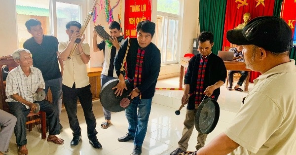Huong Hoa District holds classes on gong performing arts